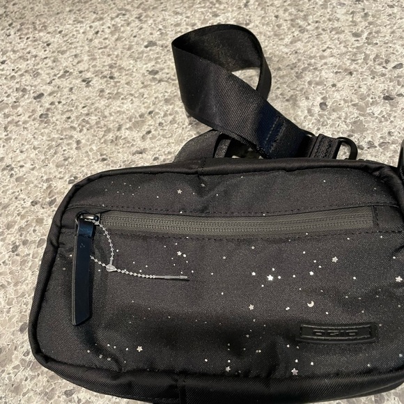 OGIO XIX STARLA BLACK W SILVER
GALAXY PRINT ZIP CLOSE CROSSBODY BAG POUCH NEW - Picture 8 of 13